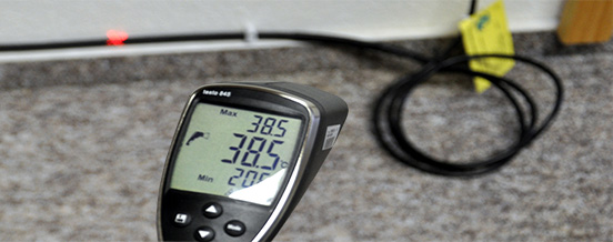 Messgerät zeigt 38.5 Grad auf wand ausgerichtet
